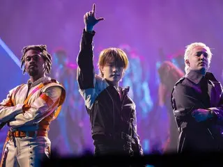 SEVENTEEN 成員 DINO 在 2025 年 EWC 開幕式上獻唱