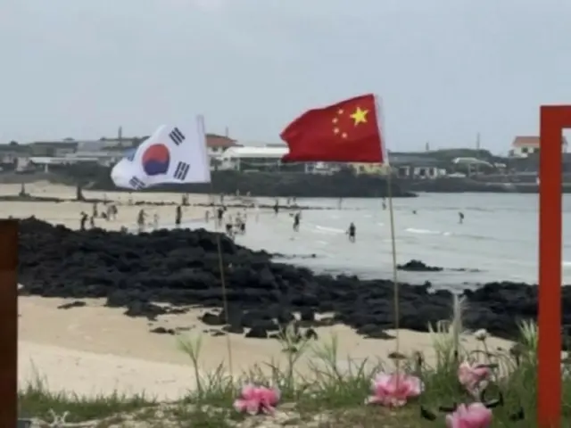 韓國媒體報道，濟州島牛島海灘插上中國國旗，網友憤怒
