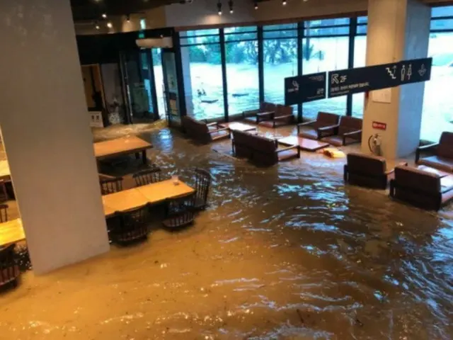 韓國光州星巴克在破紀錄的降雨後被泥水淹沒