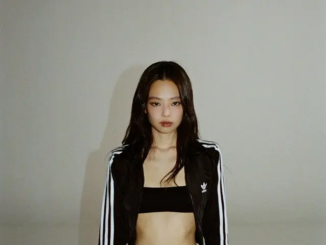JENNIE（BLACKPINK）擁有完美的「平坦腹部」…穿著胸罩上衣的腰線