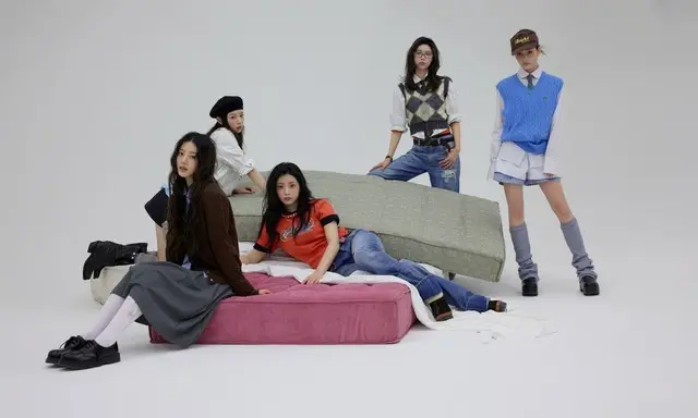 「ILLIT」、本日（1日）ソフィー・パワーズのフィーチャーリングバージョン「jellyous」をリリース