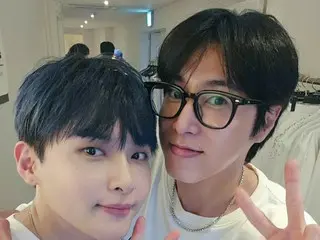 東方神起允浩 (U-KNOW) 出席 SUPER JUNIOR 出道 20 週年演唱會...與 Ryeo Uk、Heecheol 和 Donghae 的兩張照片