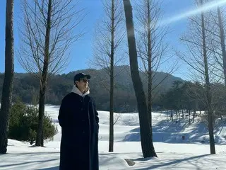 演員崔宇植站在雪原上送上年終祝福