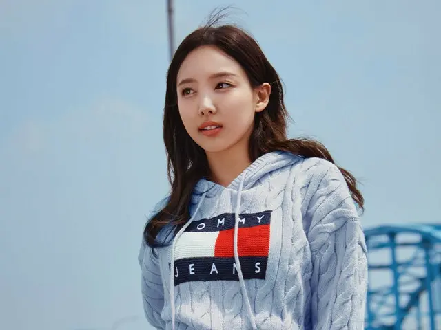 《TWICE》娜璉與 TOMMY JEANS 合作發布 2023 年秋季凹版寫真