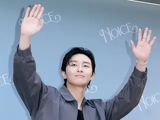 [照片]演員樸瑞俊出席時尚品牌流行店開業活動...舉起雙手打招呼