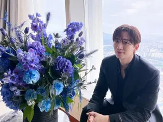 《2PM》俊昊連花都變得模糊的耀眼視覺……溫柔的笑容令人著迷