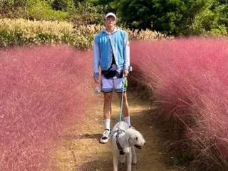 《2PM》Jun.K 與愛犬丹佛一起在美麗的秋季散步中治癒心靈
