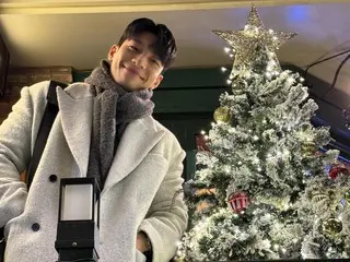 演員魏河俊在聖誕樹旁甜蜜微笑