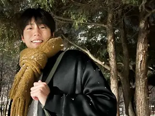 演員李玹雨公開了他在雪地裡嬉戲的可愛照片…「男友照」更新了