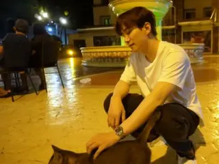 《2PM》李俊浩在繁忙的日程中與貓咪玩耍並治癒自己（附影片）