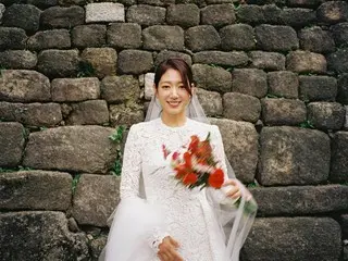 女演員樸信惠穿著迷你婚紗看起來很棒，很難相信她是一個孩子的母親。