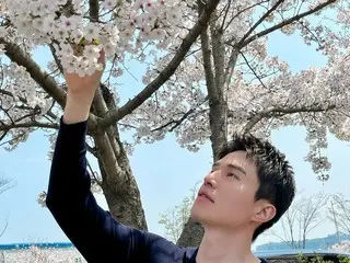 演員李東旭帥氣的外表在盛開的櫻花下綻放