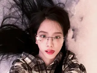 「BLACKPINK」Jisoo，為什麼她躺著或戴眼鏡的時候都這麼可愛？