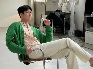 演員金宇彬即使坐著也被他的長腿驚艷到