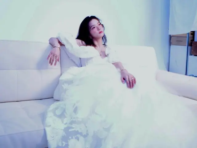 《BLACKPINK》Jisoo公開拍攝幕後花絮...優雅的白色禮服看起來像婚紗