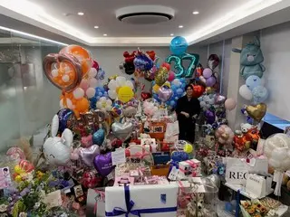 演員李敏鎬在裝滿生日禮物的房間裡慶祝自己的生日...