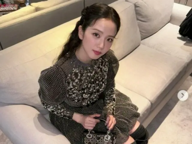 「BLACKPINK」Jisoo，迪奧秀場公主…她的美比奢侈品還要迷人