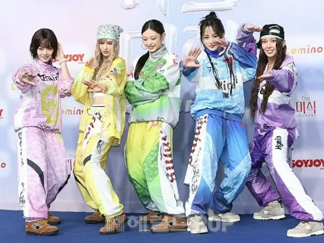 [照片]“NewJeans”出現在“2024 SBS 歌謠大戰SUMMER”的藍色地毯上...俏皮的姿勢