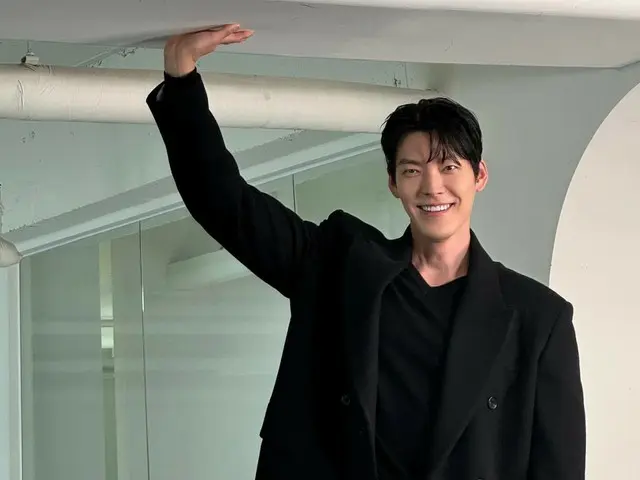 演員金宇彬為某服裝品牌拍攝幕後照片…他能到達天花板嗎？ ！