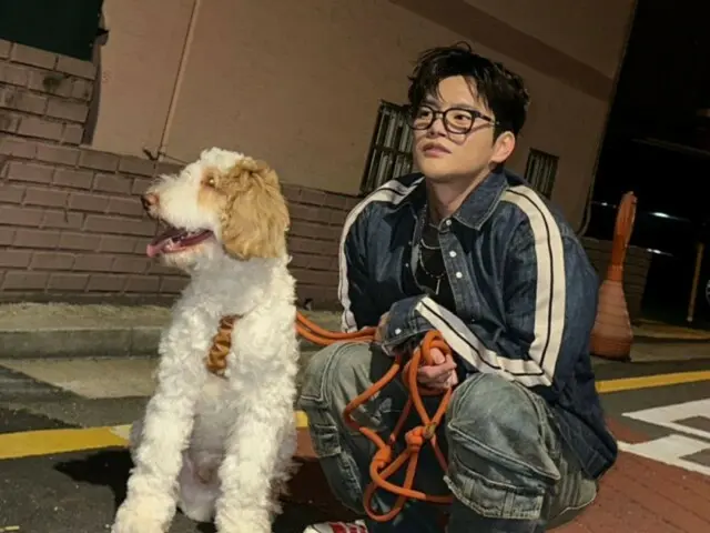 徐仁國晚上帶著狗狗散步……拖著的樣子也很可愛