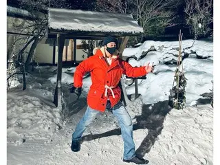 演員蘇志燮從雪地里送來新年祝福…“希望你在新的一年裡萬事如意。”