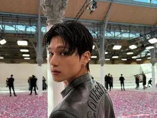 ATEEZ Wooyong 亮相巴黎時裝週…“皮衣裸露肌膚，性感腹肌”