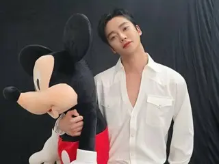 SF9 成員 Ro Woon 全白裝扮散發性感氣息... Mickey 吃醋了