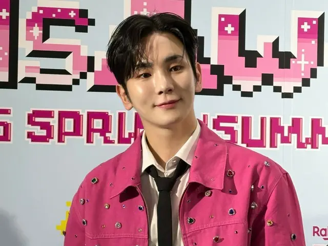 SHINee 的 KEY 首次在 GalAwa 上單獨亮相...可愛的粉紅色夾克（含影片）