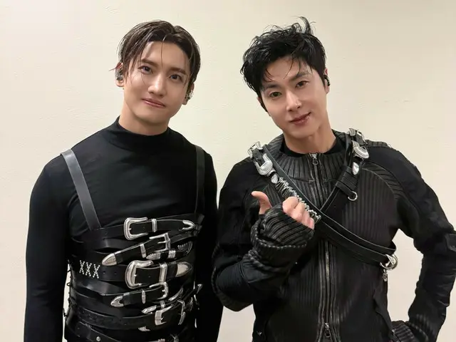 東方神起在墨西哥結束「SMTOWN LIVE 2025」演出後擺姿勢