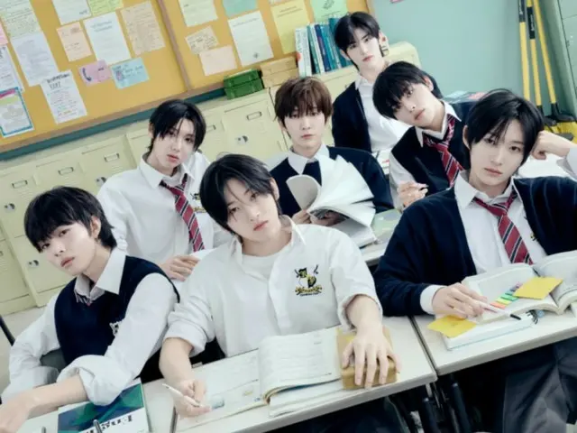 JYP 新人組合 KickFlip 帶著校園造型概念照回歸《Kick Out, Flip Now!》