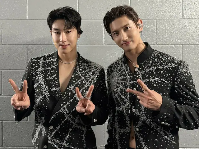 東方神起在洛杉磯結束“SMTOWN LIVE 2025”後用和平手勢向粉絲們致意