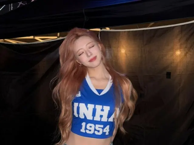 ITZY 的 Yuna 在大學節日上展示了她令人驚嘆的牛仔褲風格……她的骨盆線是有史以來最好的