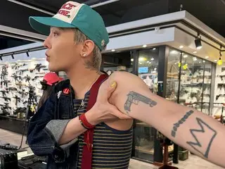 G-DRAGON（BIGBANG）參觀槍支商店並展示他手臂上的槍支紋身