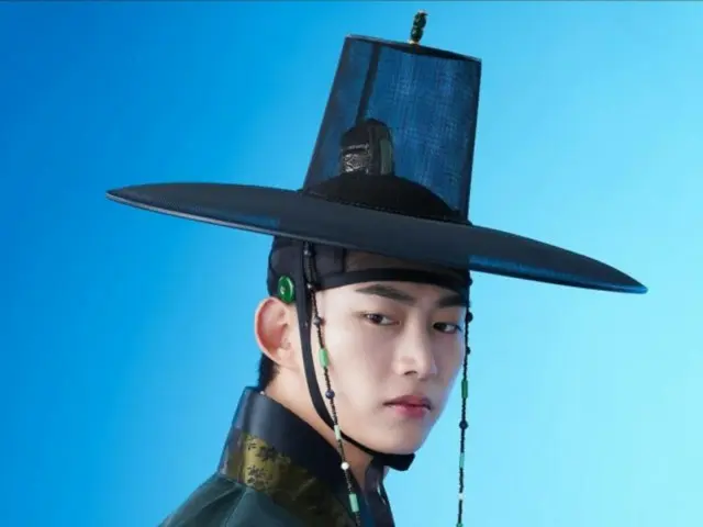 2PM 的 Tacyeon 穿上韓服看起來更有尊嚴和男人氣概......就像他剛從漫畫書中跳出來一樣