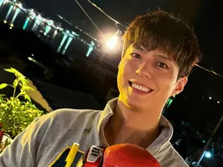 演員樸寶劍公開生日照片...手持拳擊手套蛋糕笑容滿面