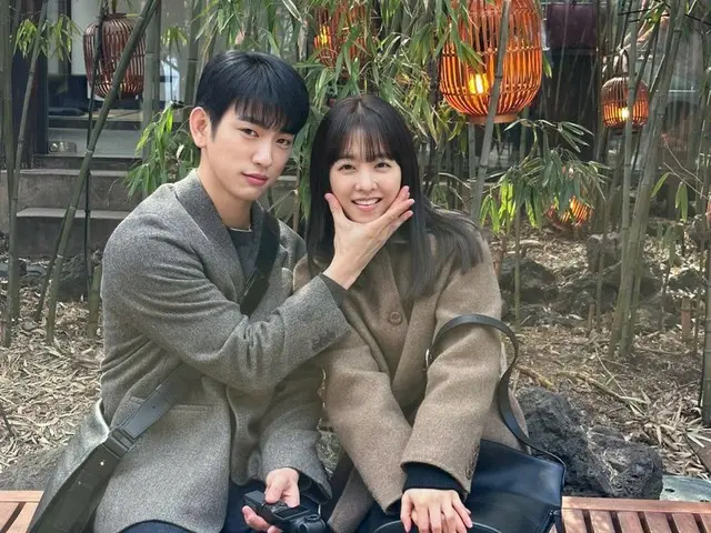 共同主演《未知的首爾》的珍榮（GOT7）和女演員樸寶英即使在拍攝間隙也充滿了浪漫的化學反應。