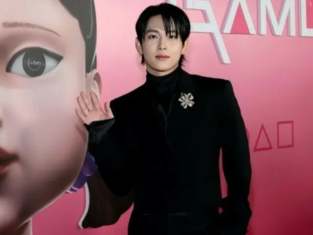 Yim Siwan 身穿全黑服裝魅力四射