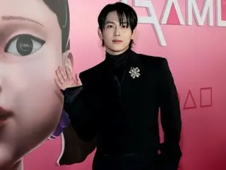 Yim Siwan 身穿全黑服裝魅力四射