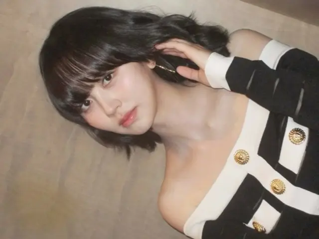 樸寶劍拍攝的金敘賢照片以其美麗的低胸裝吸引了人們的注意