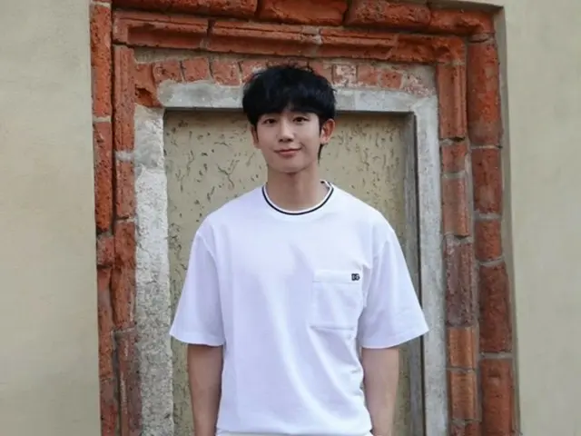 丁海寅穿著全白服裝，展現最佳視覺效果
