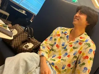 演員孔劉身穿華麗花襯衫，露出頑皮的笑容