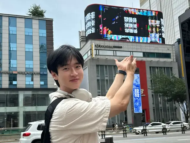 演員張東潤為慶祝生日上傳了與男友在街上和咖啡館的合影