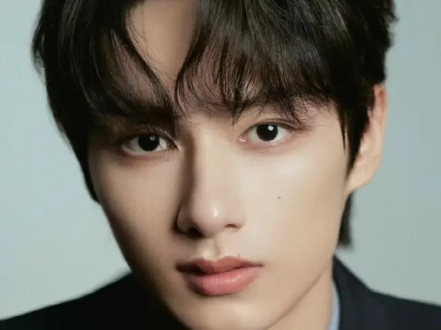 SEVENTEEN 的 Jun 作為演員在韓國的舞台上與電影《追風逐影》的導演兼製片人一起向觀眾致意