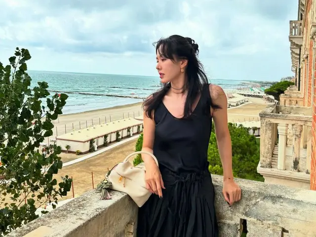 女演員孫藝珍身穿黑色連身裙，女神般亮相威尼斯