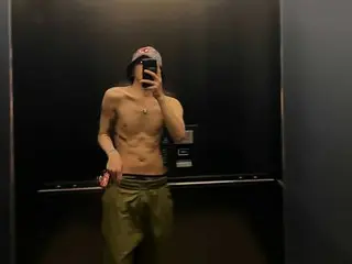 G-DRAGON（BIGBANG）展現出他結實的腹肌和寬闊的肩膀…展現出他意想不到的魅力