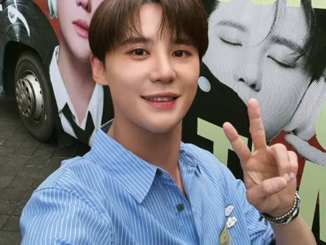 俊秀笑容燦爛，受到上海粉絲的喜愛…在裝飾好的巴士前擺姿勢！