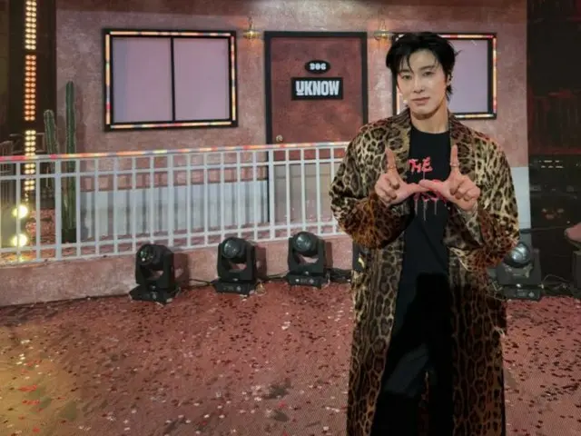 東方神起允浩（U-KNOW）身穿豹紋夾克，魅力四射…演出《Show！ K-POP Center》後的問候（含影片）