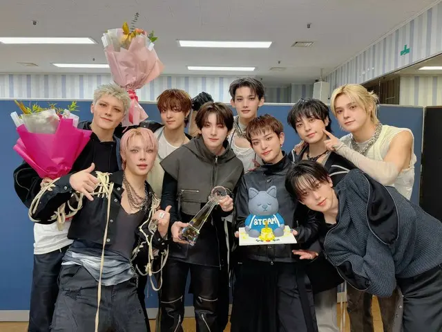 &TEAM在《音樂銀行》節目中榮獲第一名，斬獲三冠王……“這是LUNÉ頒發給我們的特別獎項，我們將用精彩的演出來回報他們。”