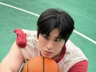 東方神起 (TVXQ) 的允浩 (U-KNOW) 慵懶的表情，魅力十足。