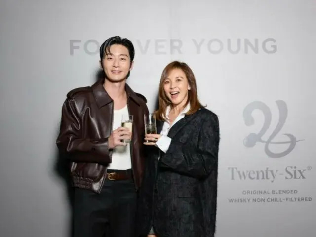 SHIHO 公開了一張她和朴敘俊一起舉杯喝威士忌的照片…